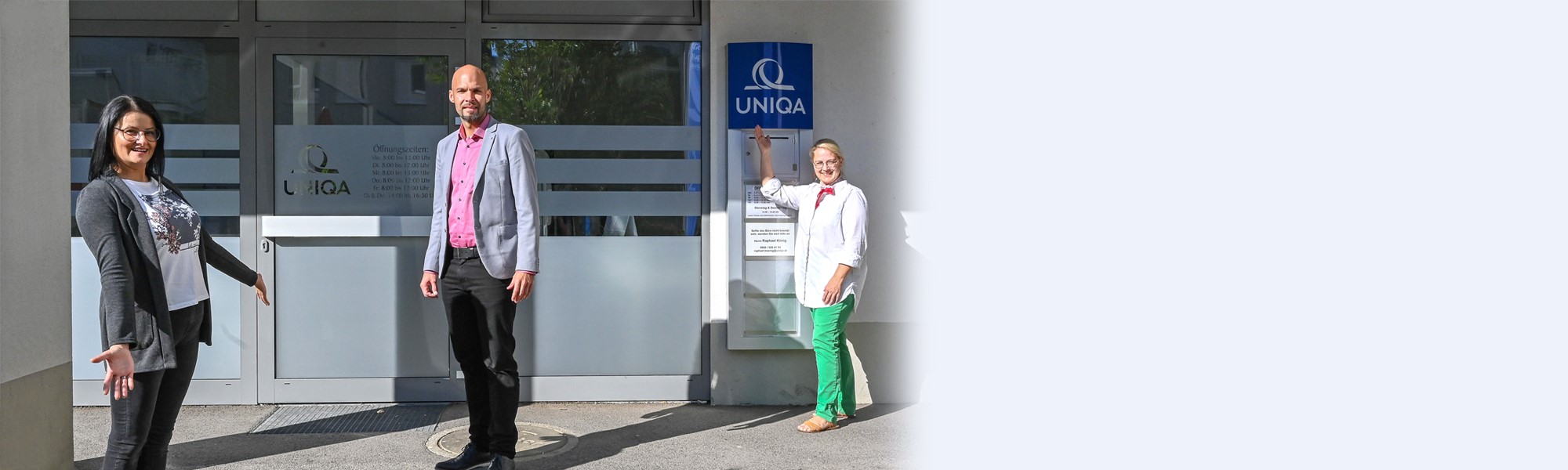 Raphael König und Bettina Daxböck vor dem UNIQA Logo.
